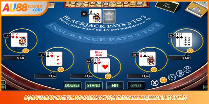 Bộ bài và bàn chơi trong casino với hội viên đang nhận hai lá đầu tiên.